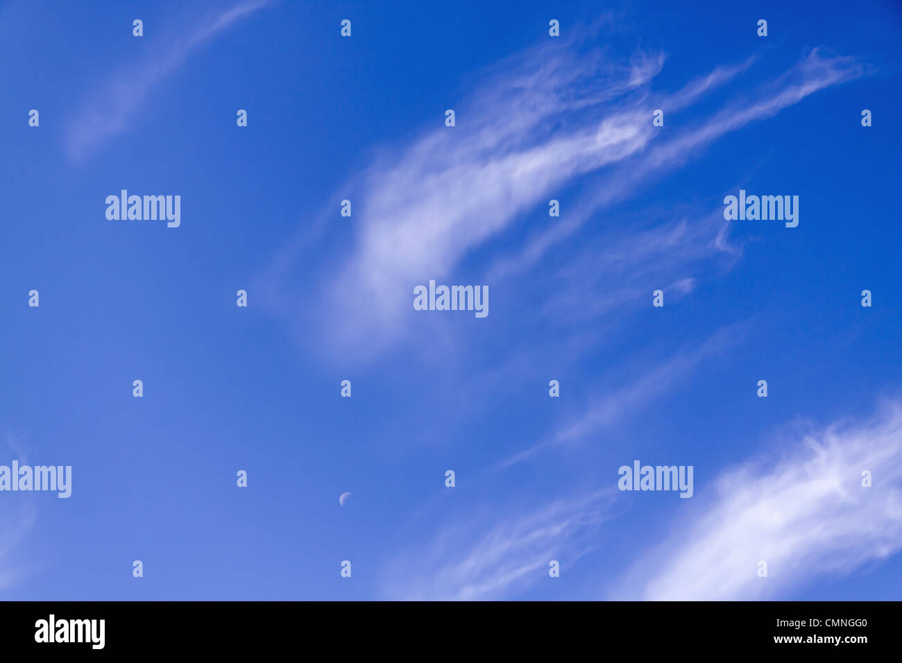 Blauer Himmel mit Cirren als Hintergrund Stockfoto