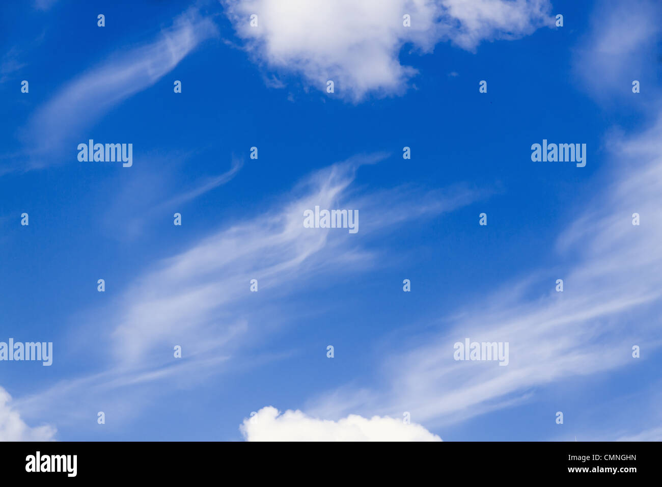 Blauer Himmel mit Cirren als Hintergrund Stockfoto