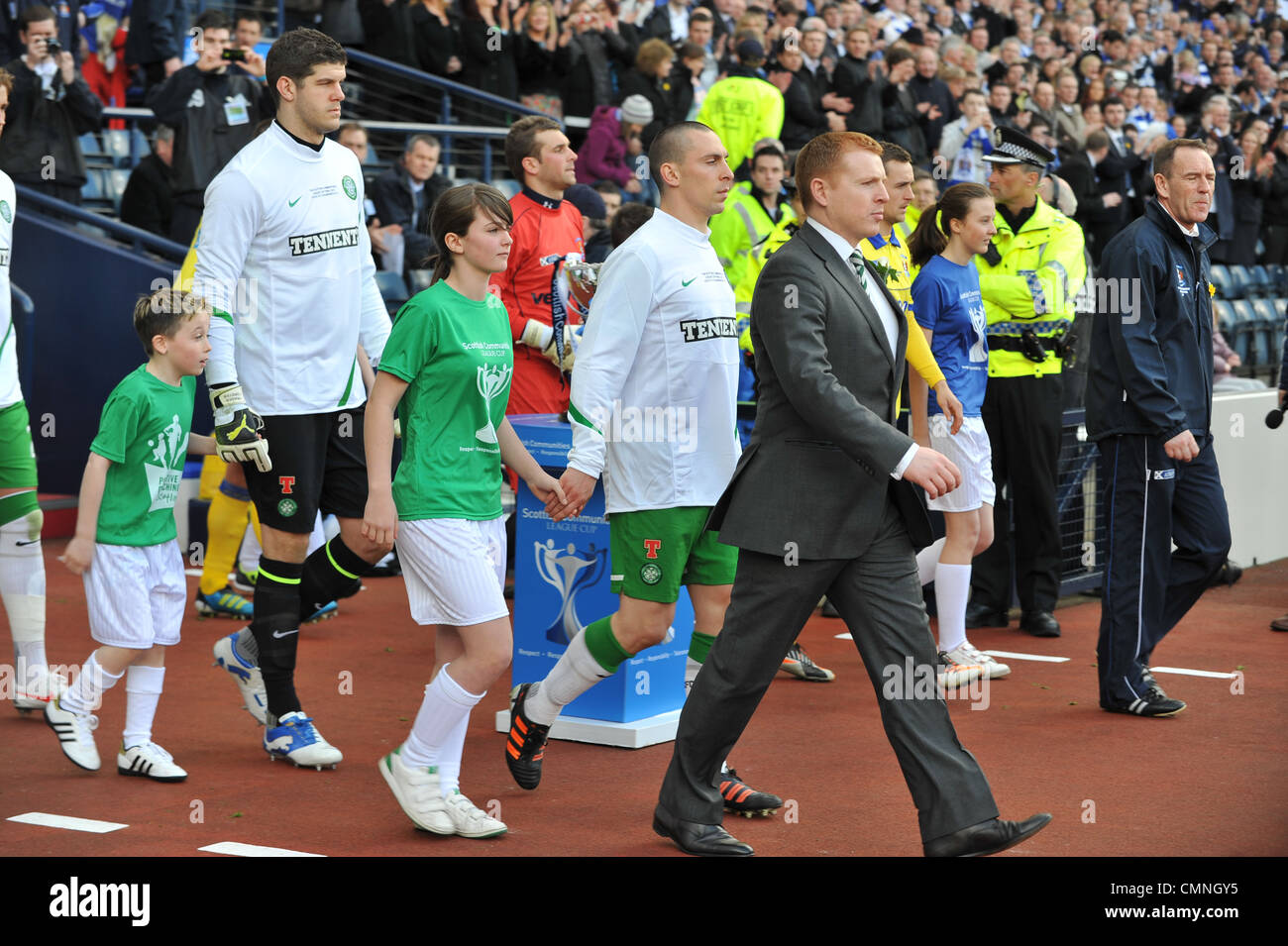 Keltische Manager Neil Lennon und Kilmarnock Manager Kenny Shiels führen die Teams, für die Liga-Cup-Finale im Hampden Stockfoto