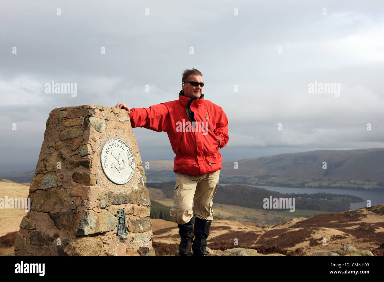 Wanderer auf dem Gipfel des Gowbarrow fiel mit Ullswater im Hintergrund Stockfoto