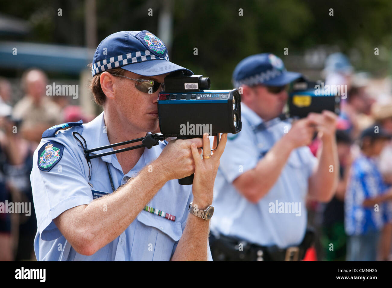 Polizisten mit Speed-Radar-Pistolen. Cooktown, Queensland, Australien Stockfoto