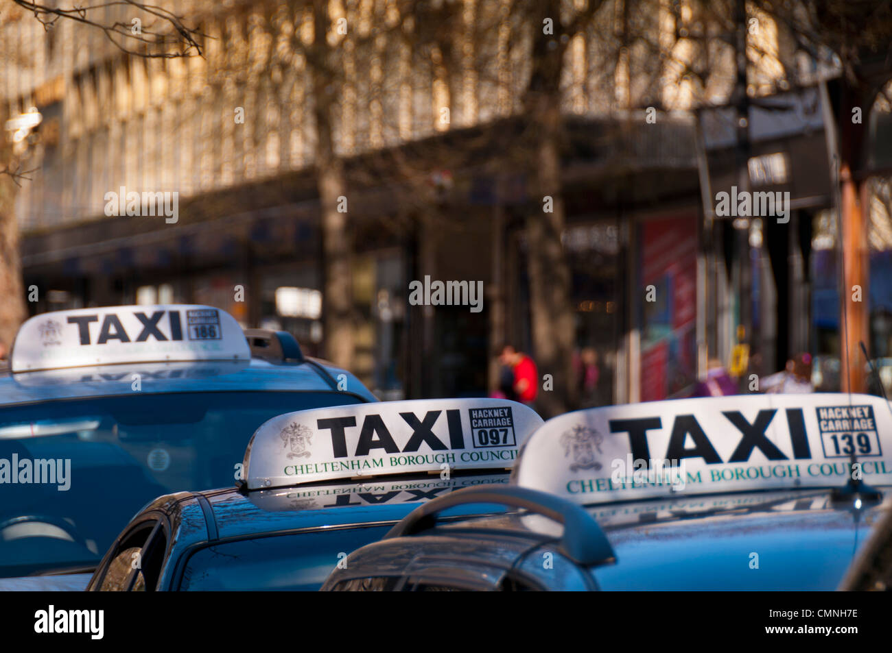 Taxis warten auf Kunden, die Promenade, Cheltenham, Gloucestershire, UK Stockfoto