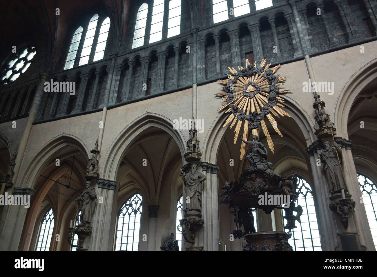 Innenraum der Kirche Notre-Dame mit Rokoko-Kanzel Design von Jan Antoon Garemijn, Brügge Stockfoto