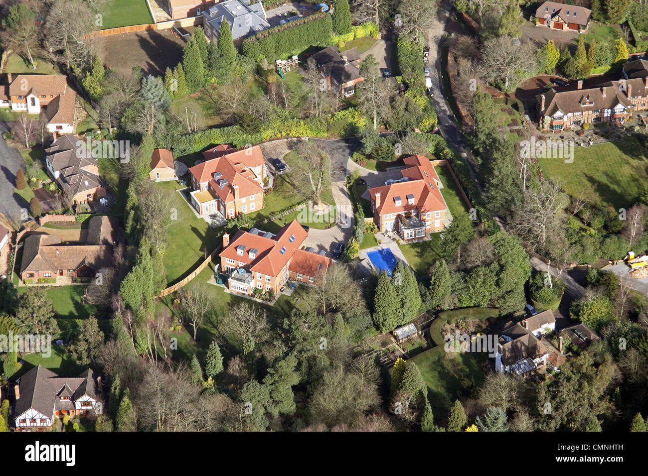 Luftaufnahme von einem kleinen Neubaugebiet in Surrey Stockfoto