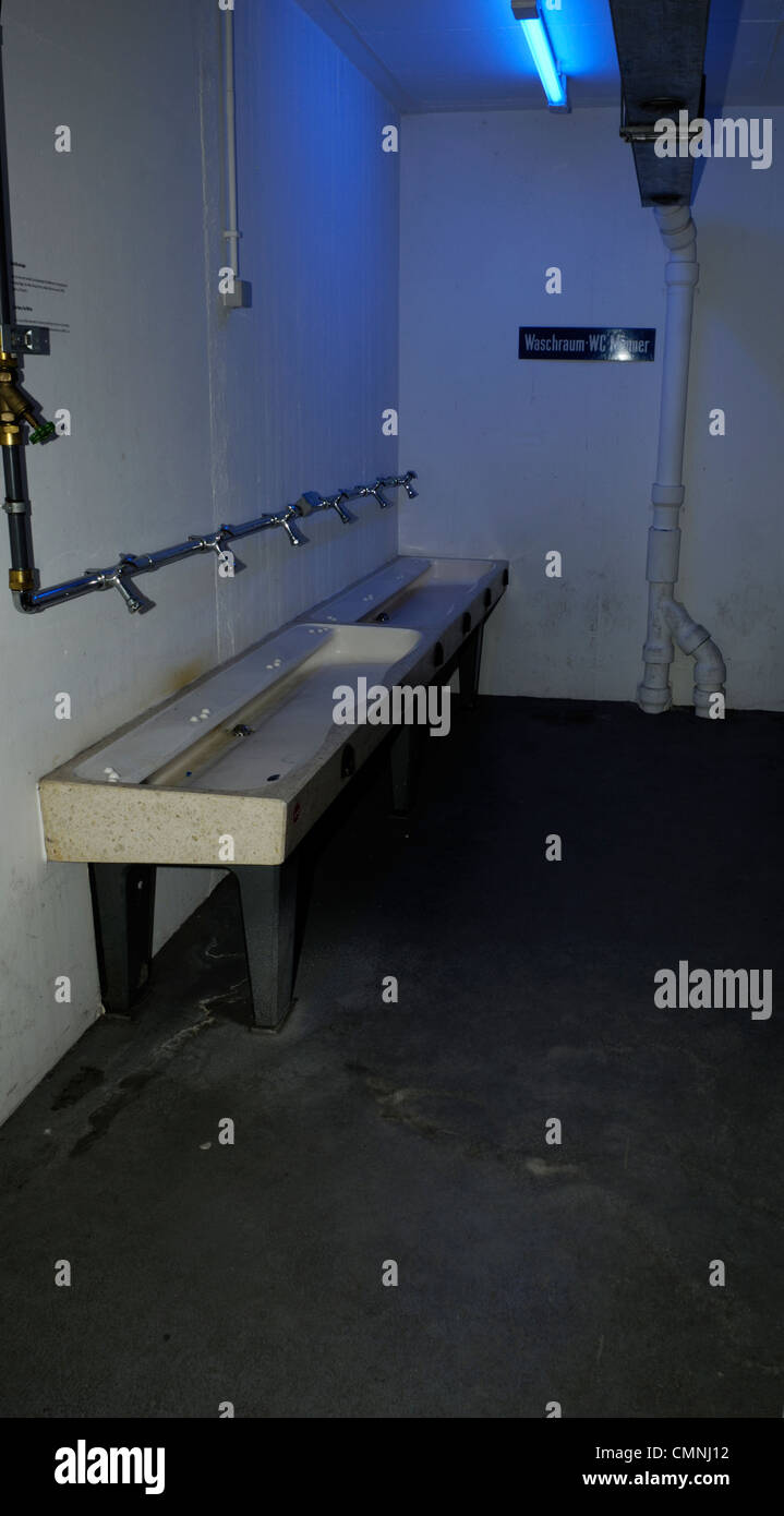 Waschraum im Berliner bunker Stockfoto