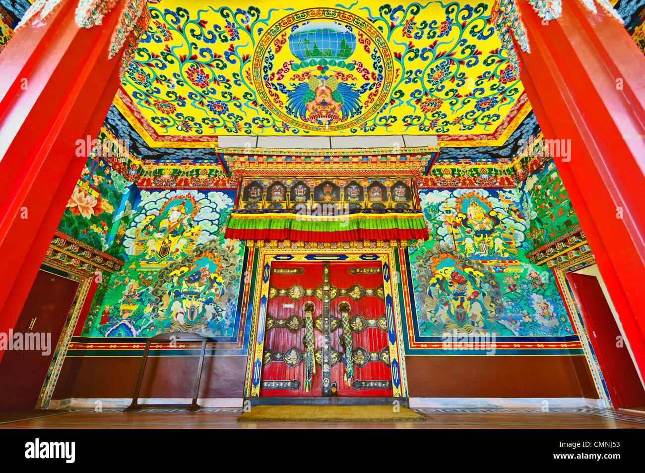 Bestickte Haupttor des Kloster Kopan Tempel in Kathmandu Stockfoto