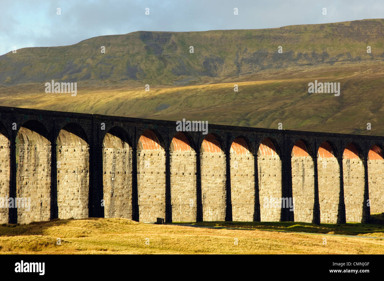 Das Ribblehead-Viadukt an der Bahnstrecke Settle-Carlisle in der Yorkshire Dales National Park, England; Whernside hinter Stockfoto