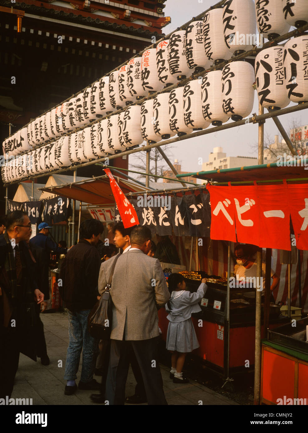Japan Tokyo Asakusa Kannon Tempel Nakamisi-Dori Straße Snack-Hersteller an Seiten Stockfoto