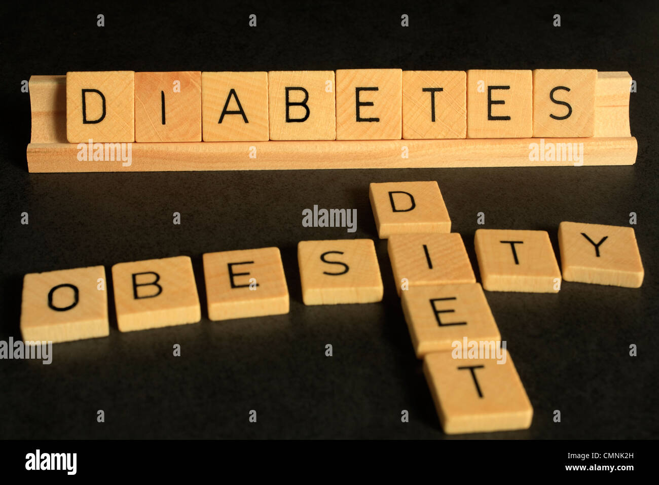 Eine konzeptionelle Blick auf Diabetes, Scrabble Buchstaben buchstabieren Wörter Diabetes, Übergewicht und Ernährung. Stockfoto