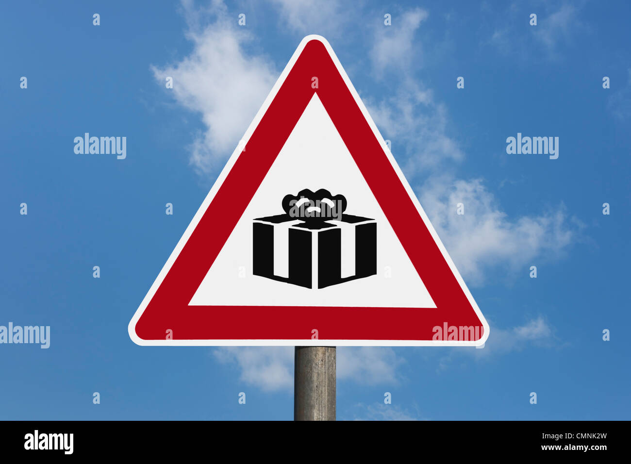 Detail-Foto von einem Warnschild mit einem Geschenk in der Mitte, Hintergrund Himmel. Stockfoto