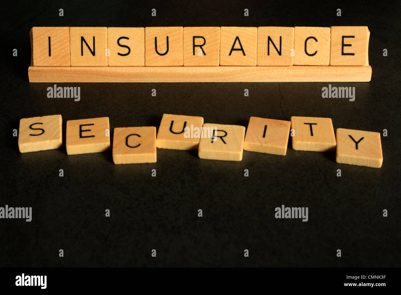 Versicherung und Sicherheit Cpncept, mit Worten dargelegt in Alphabet Buchstaben. Strukturiert und auf einem dunklen Hintergrund. Stockfoto