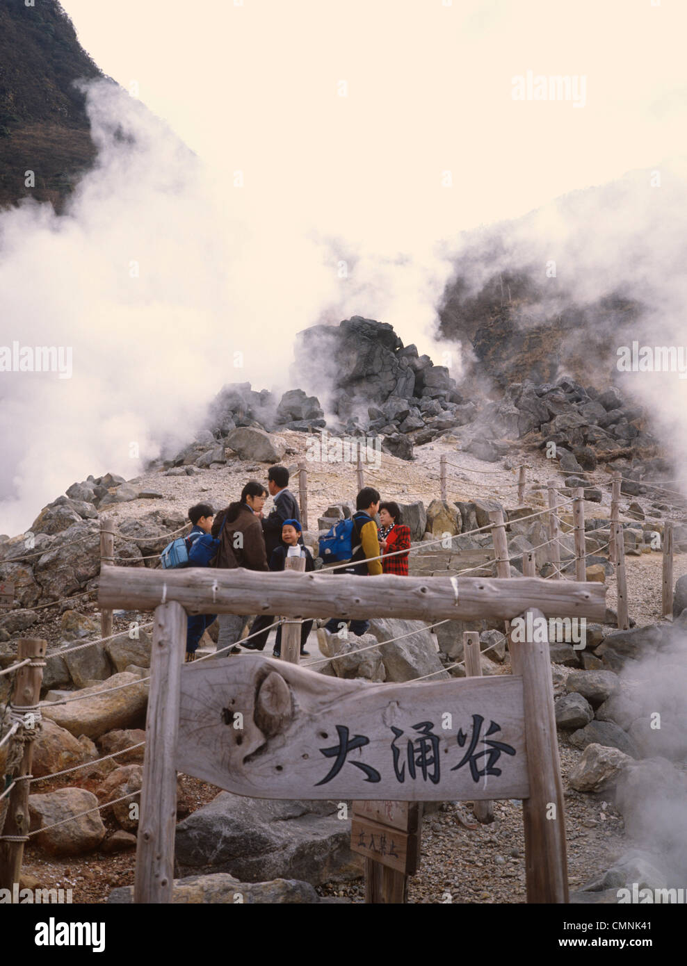 Japan Hakone Dampf/Gas-Emissionen aus vulkanischen Berg-Touristen in Bergen Stockfoto