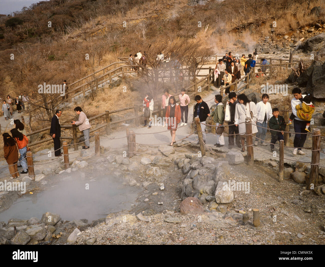 Japan Hakone Dampf/Gas-Emissionen aus vulkanischen Berg-Touristen in Bergen Stockfoto