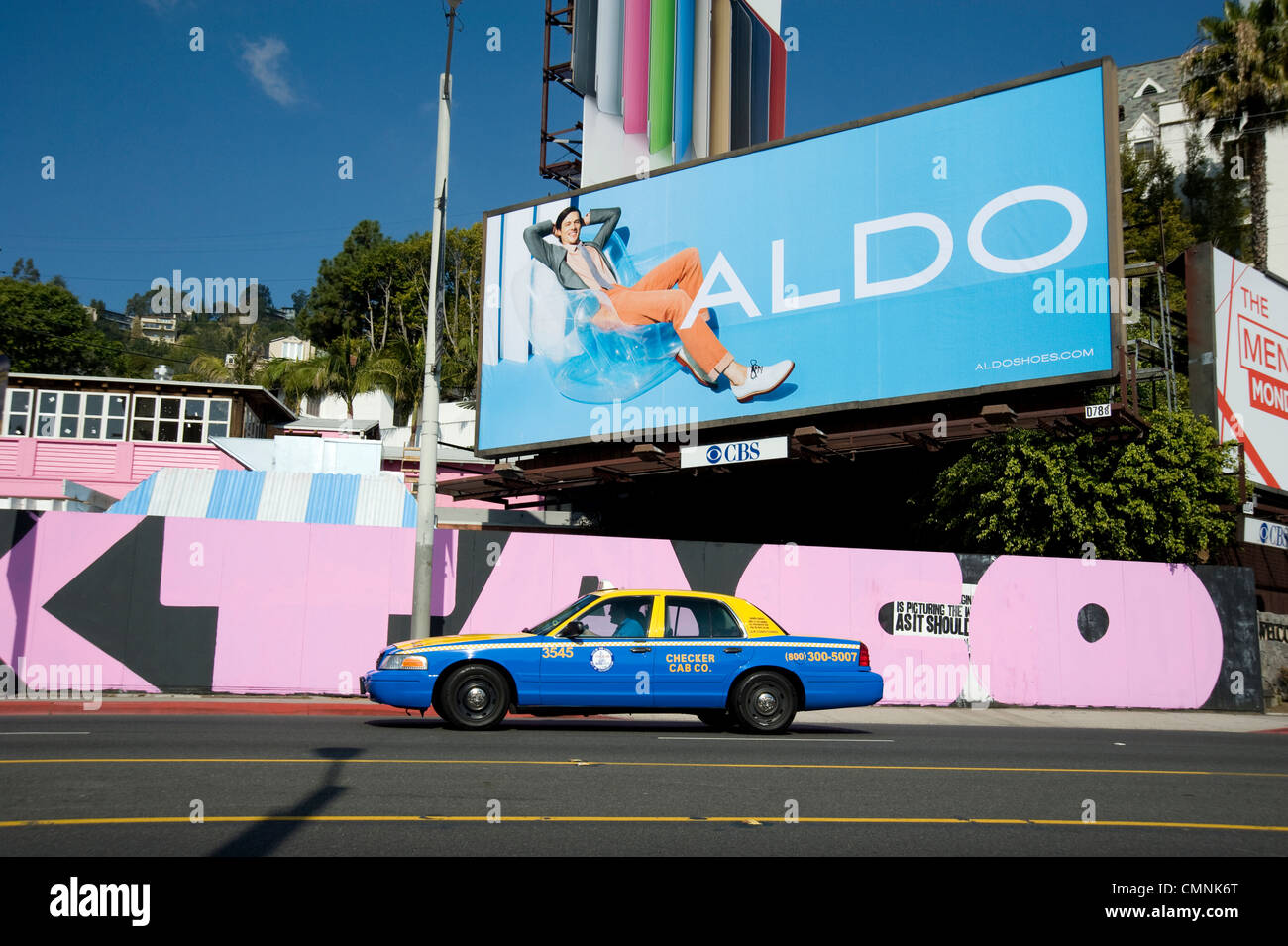 Sunset Strip in West Hollywood mit Taxi und Plakat für Aldo Schuhe ca. 2012 Stockfoto