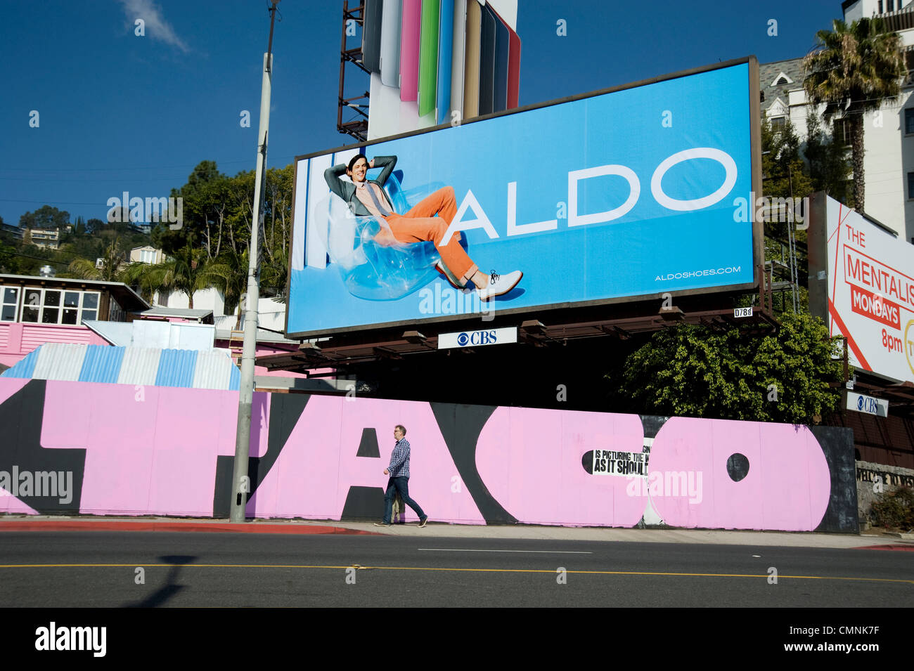 Sunset Strip in West Hollywood mit Fußgänger und Plakat für Aldo Schuhe Stockfoto