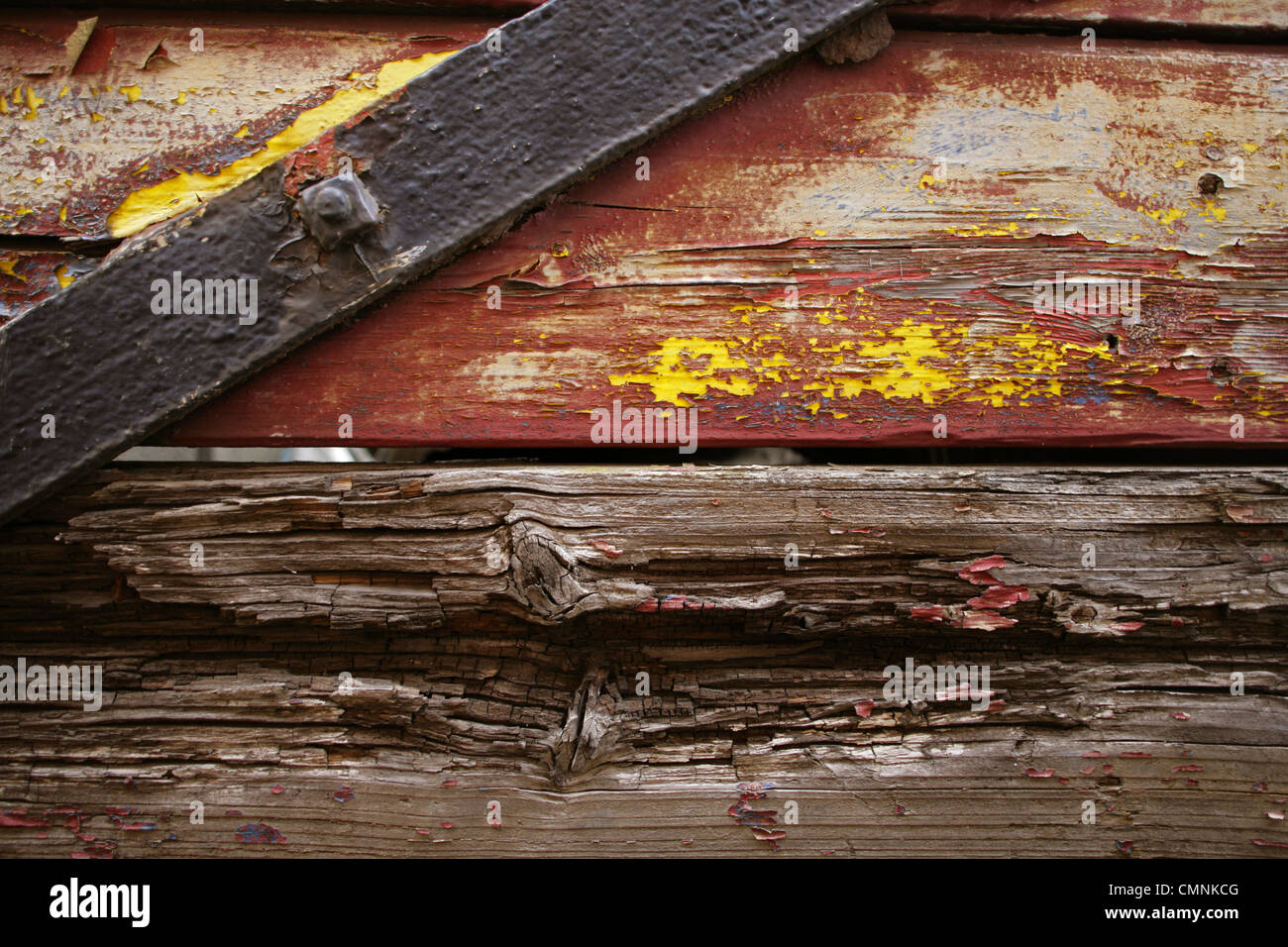 Abblätternde Farbe auf faulenden Holzplatten. Stockfoto