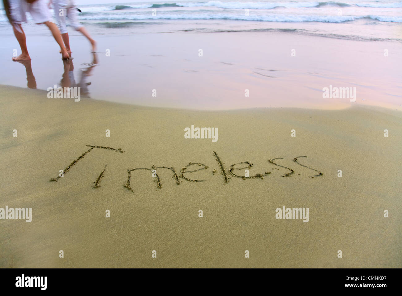 Handschrift Wort zeitlos geschrieben auf dem sand Stockfoto