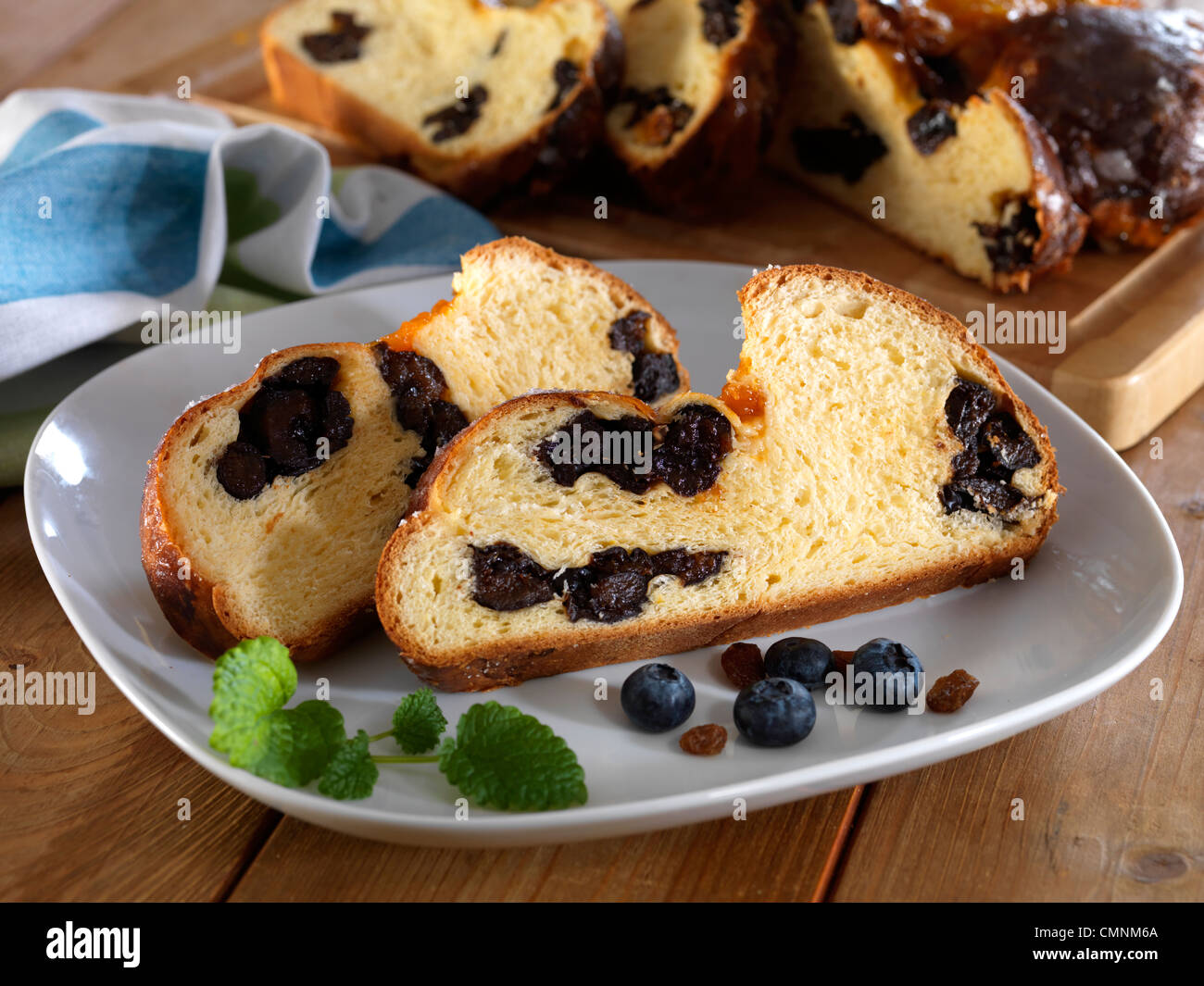 Milch-Brot mit getrockneten Pflaumen Studio Foto mit farbigen Hintergrund Stockfoto