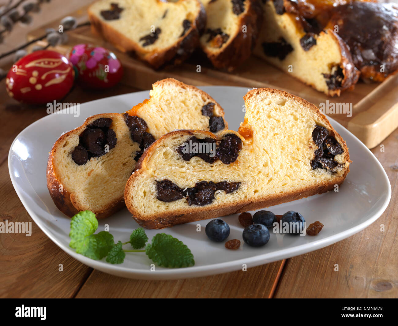 Milch-Brot mit getrockneten Pflaumen Studio Foto mit farbigen Hintergrund Stockfoto