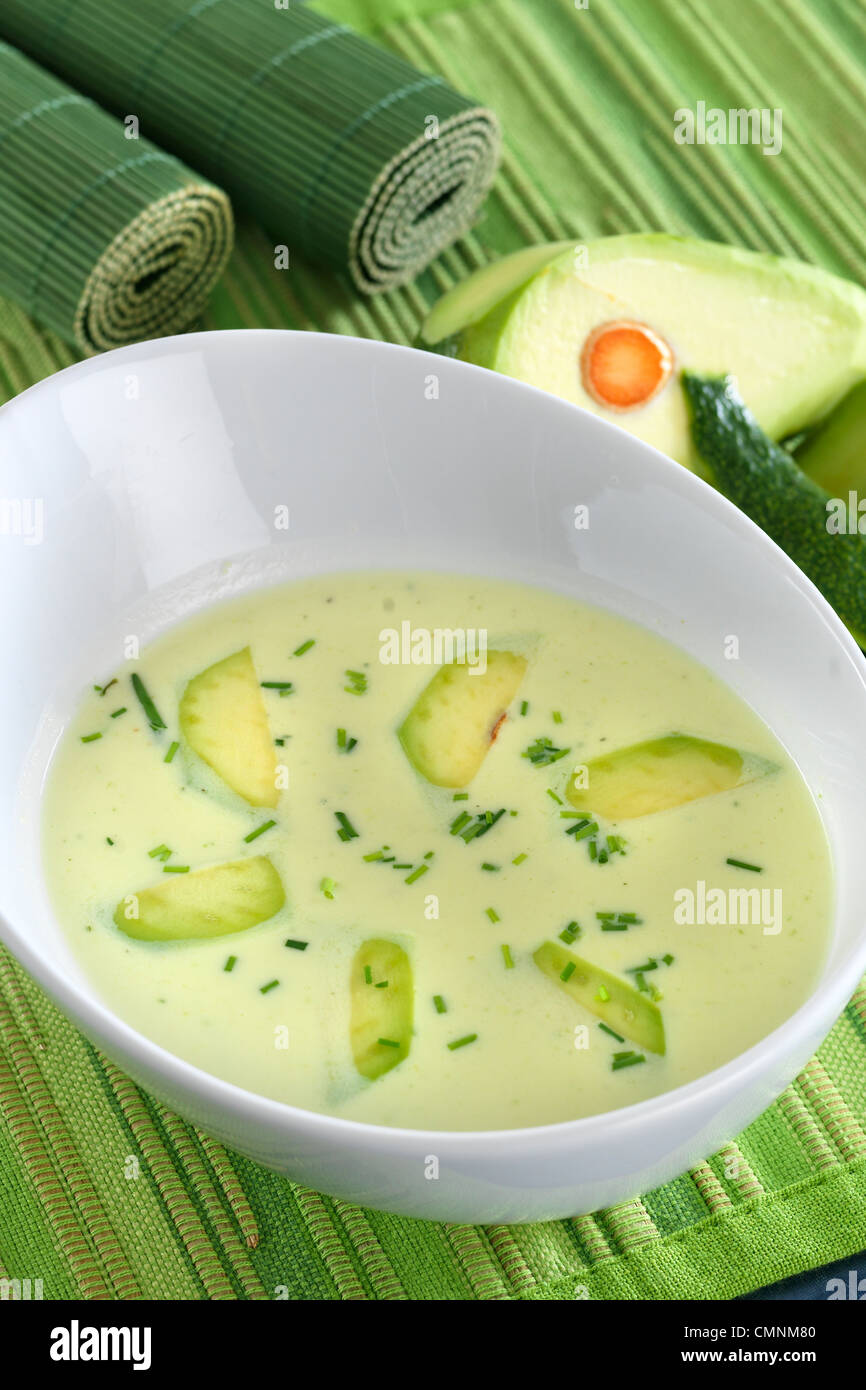 Dies ist eine große und gesunde Avocado Creme Suppe. Es sieht fantastisch aus! Das Foto wurde im Studio. Stockfoto