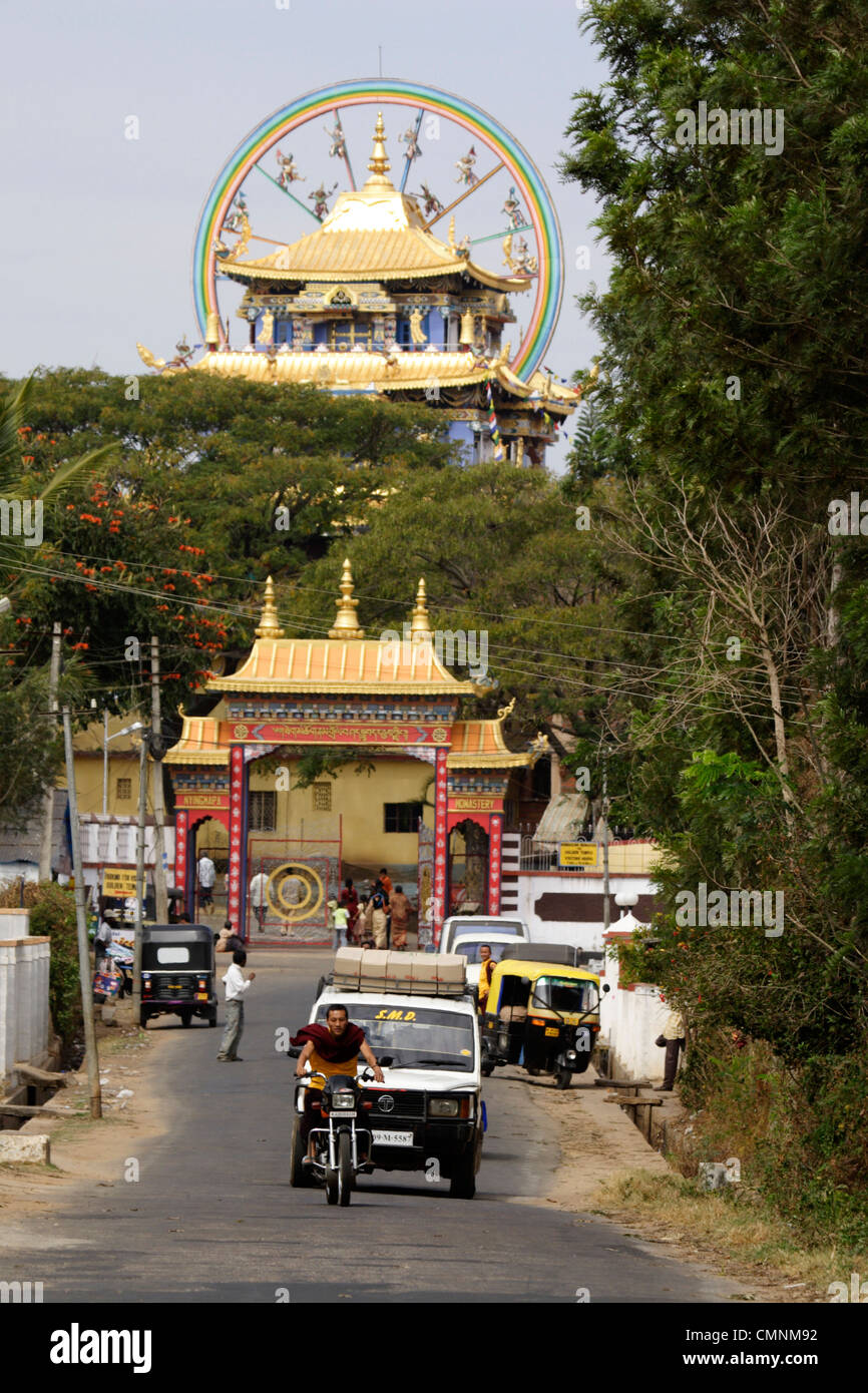 Der goldene Buddha Tempel späht heraus über Verkehr in der Nähe der tibetischen Siedlungen in Kushalnagar, Karnataka, Indien. Stockfoto