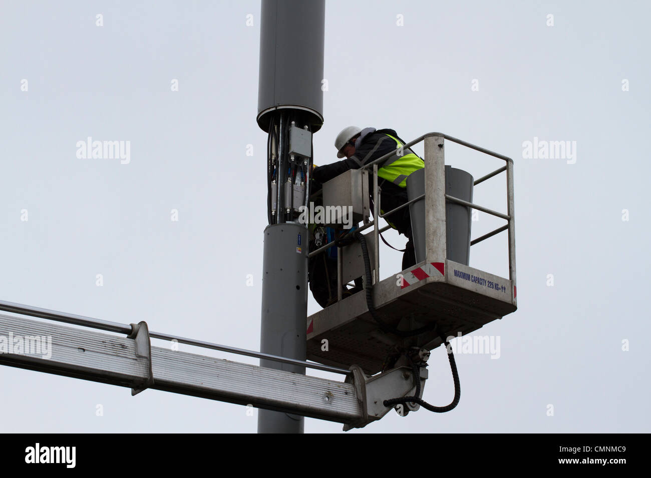 Handy-Mast von zwei Männern gearbeitet wird Stockfoto