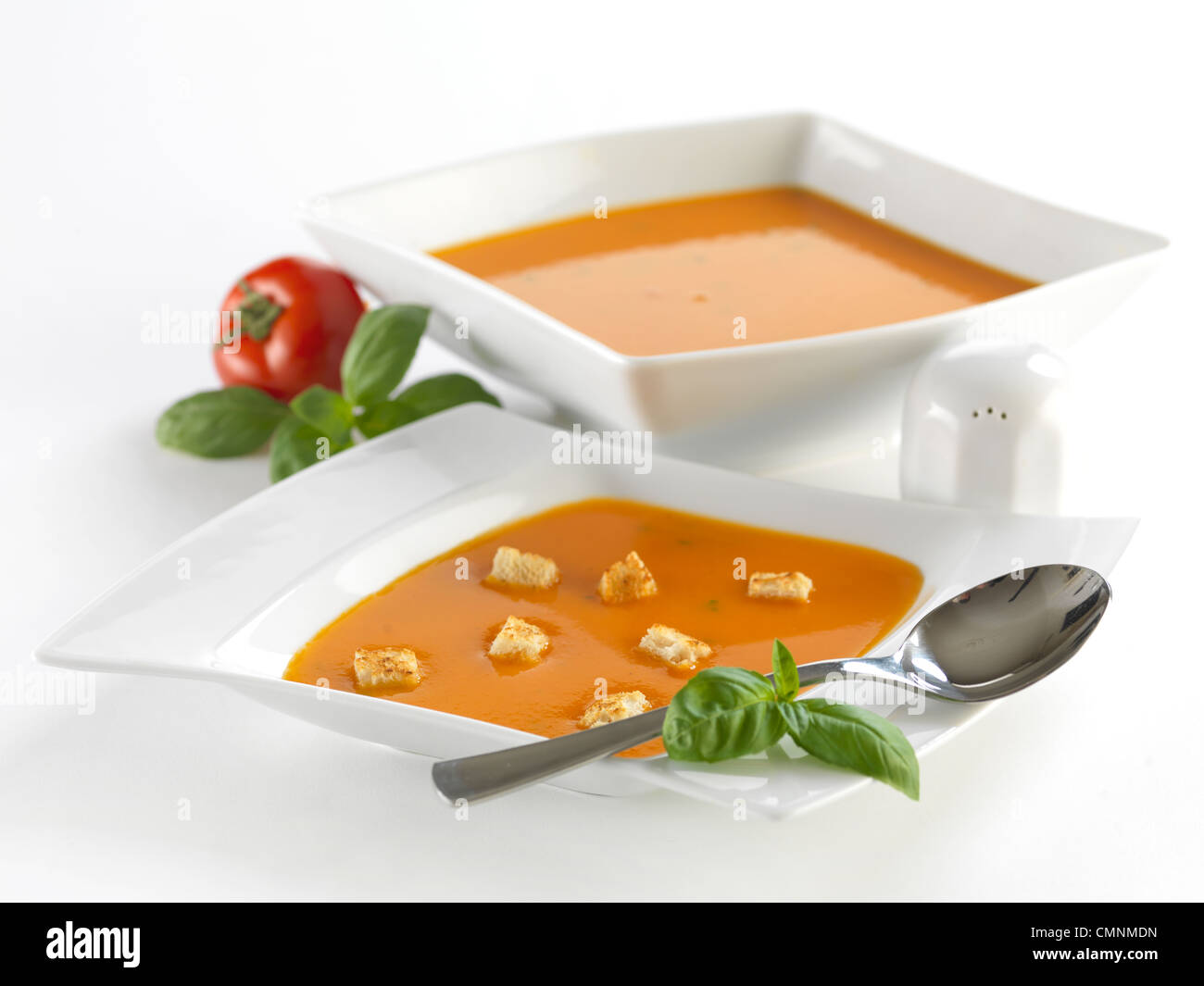 Leckere Tomatensuppe mit Basilikum. Heiß und kalt getrunken werden kann. Das Foto wurde ist Fotostudio.  Ideal für Menü-Karte! Stockfoto