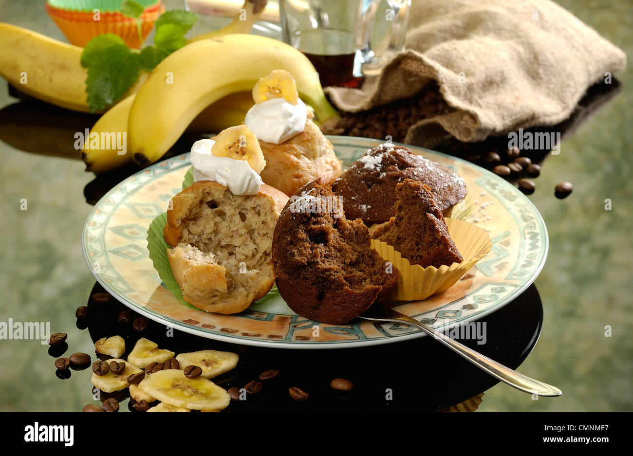 Bananen Chips Muffins Studio Foto mit farbigen Hintergrund Stockfoto