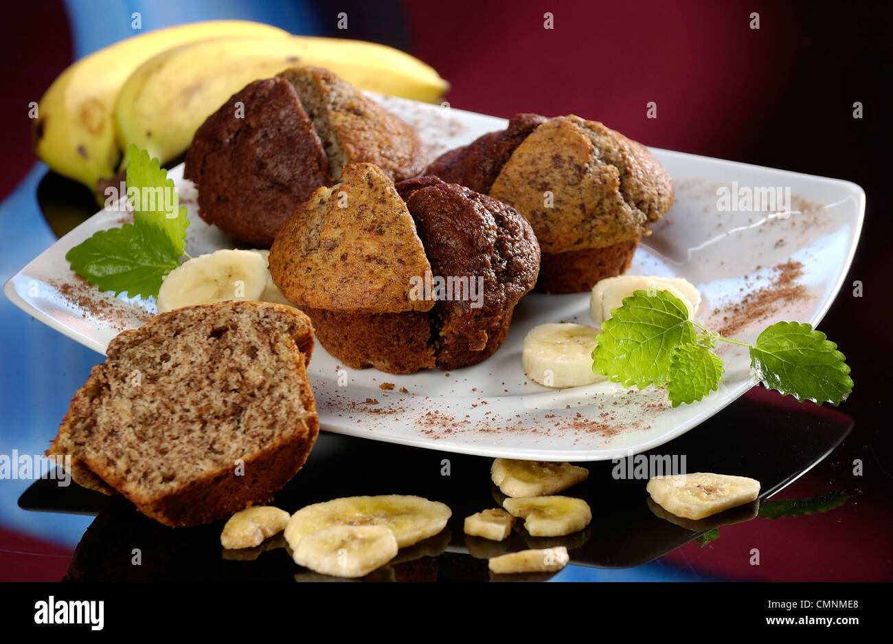 Bananen und Schokolade Muffins. Studio Foto mit farbigen Hintergrund Stockfoto