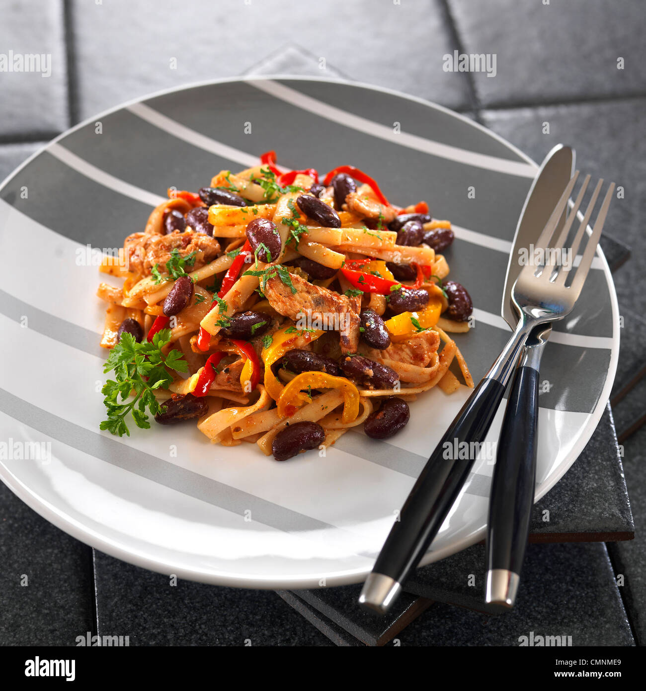 Chinesische Nudeln mit Farbe Bohnen (Fotostudio) Stockfoto