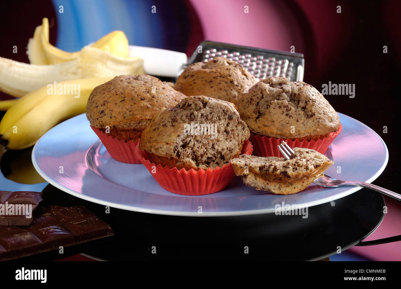 Schokolade und Banane Muffins Studio Foto mit farbigen Hintergrund Stockfoto