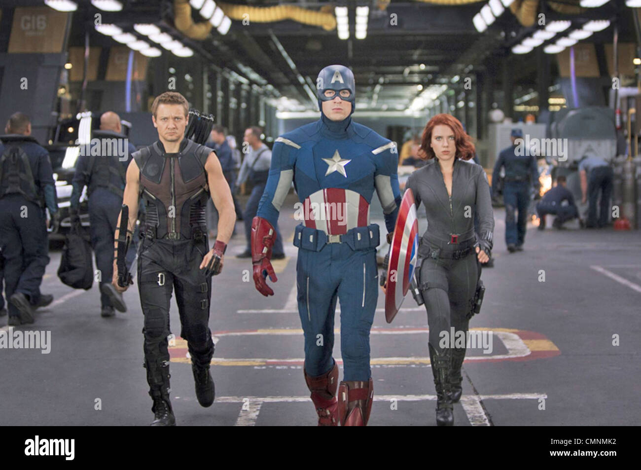 AVENGERS ASSEMBLE 2012 Marvel/Paramount Film mit von links Jeremy Renner, Chris Evans und Scarlett Johansson Stockfoto