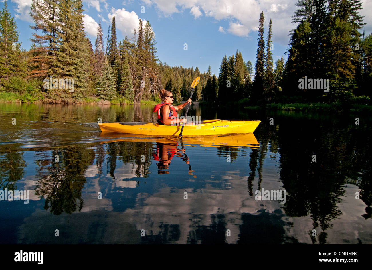 Jessica Florian Kajak North Fork Payette River Payette Lake in Idaho Stockfoto