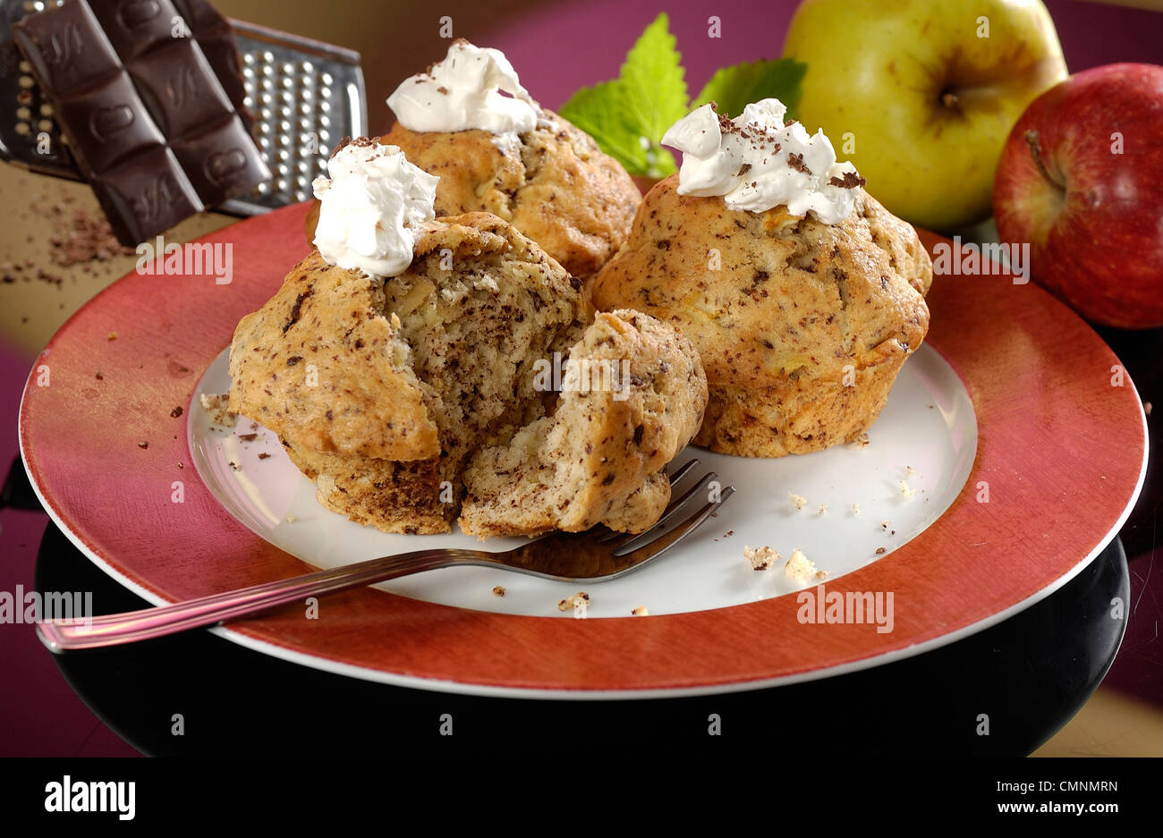 Das Foto wurde im Fotostudio.  (Muffins mit Apfel und Schokolade) Stockfoto