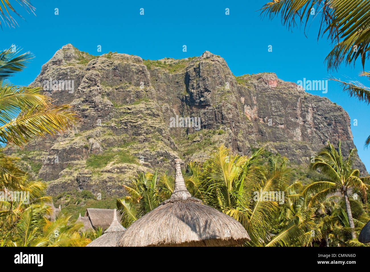 Le Morne Brabant Berg überragt der Strand vor dem Hotel Dinarobin, auf den Indischen Ozean Insel Mauritius Stockfoto