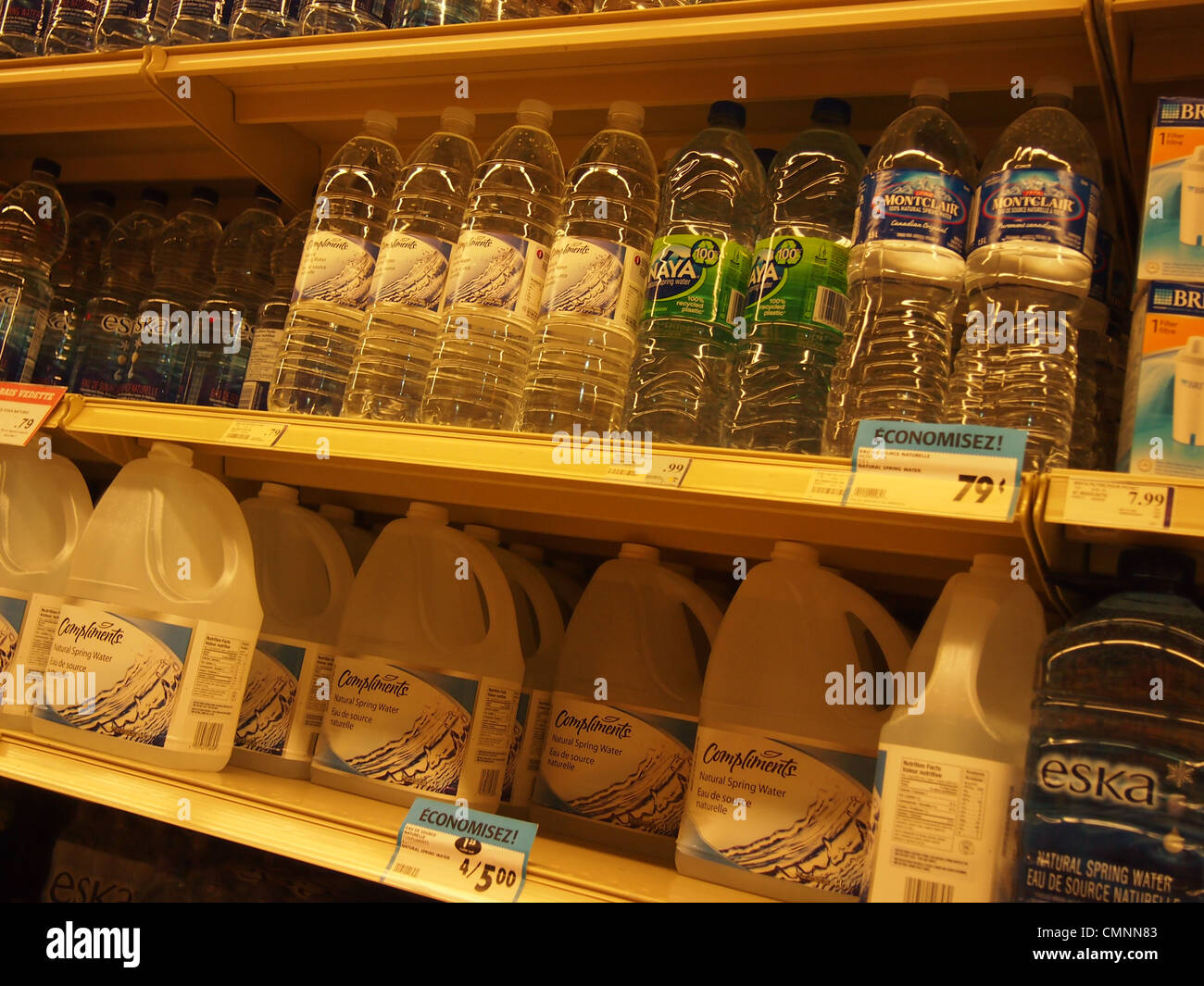 Wasser in Flaschen auf einem Regal in einem Lebensmittelgeschäft Stockfoto