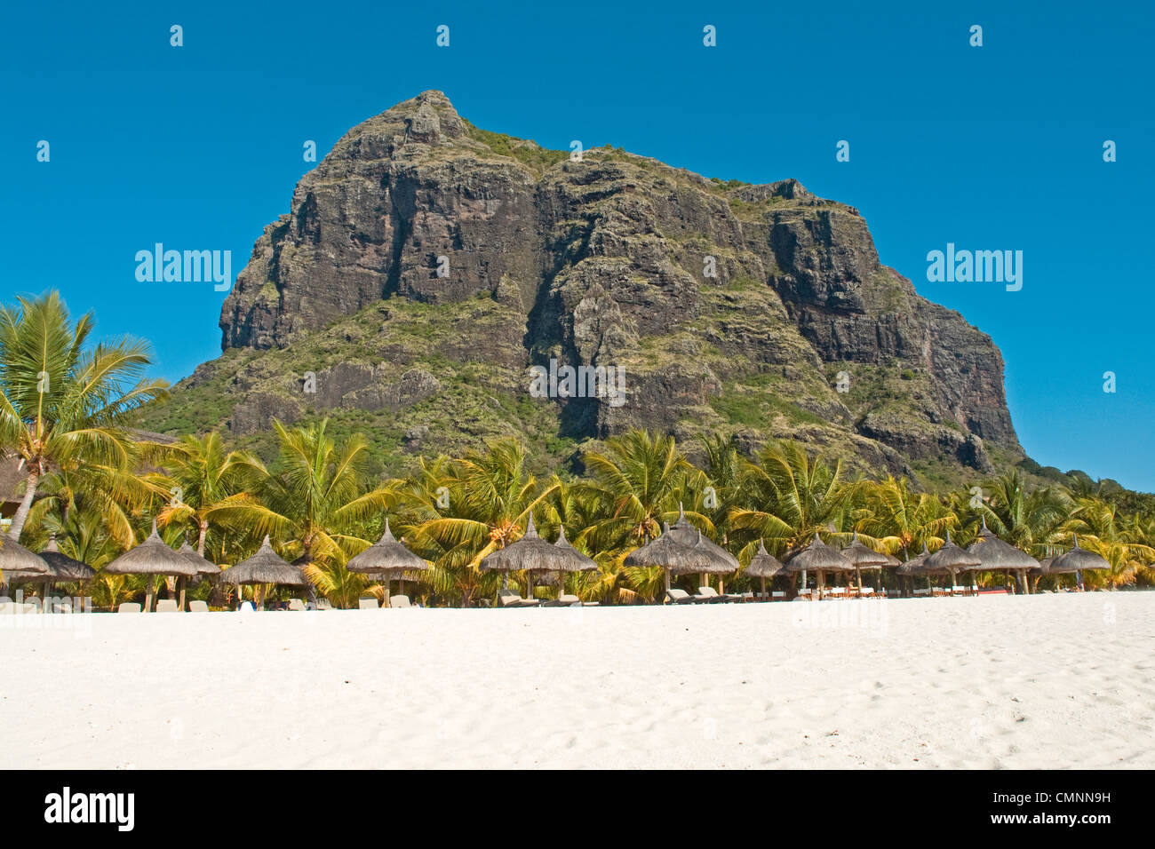 Le Morne Brabant Berg überragt der Strand vor dem Hotel Dinarobin, auf den Indischen Ozean Insel Mauritius Stockfoto