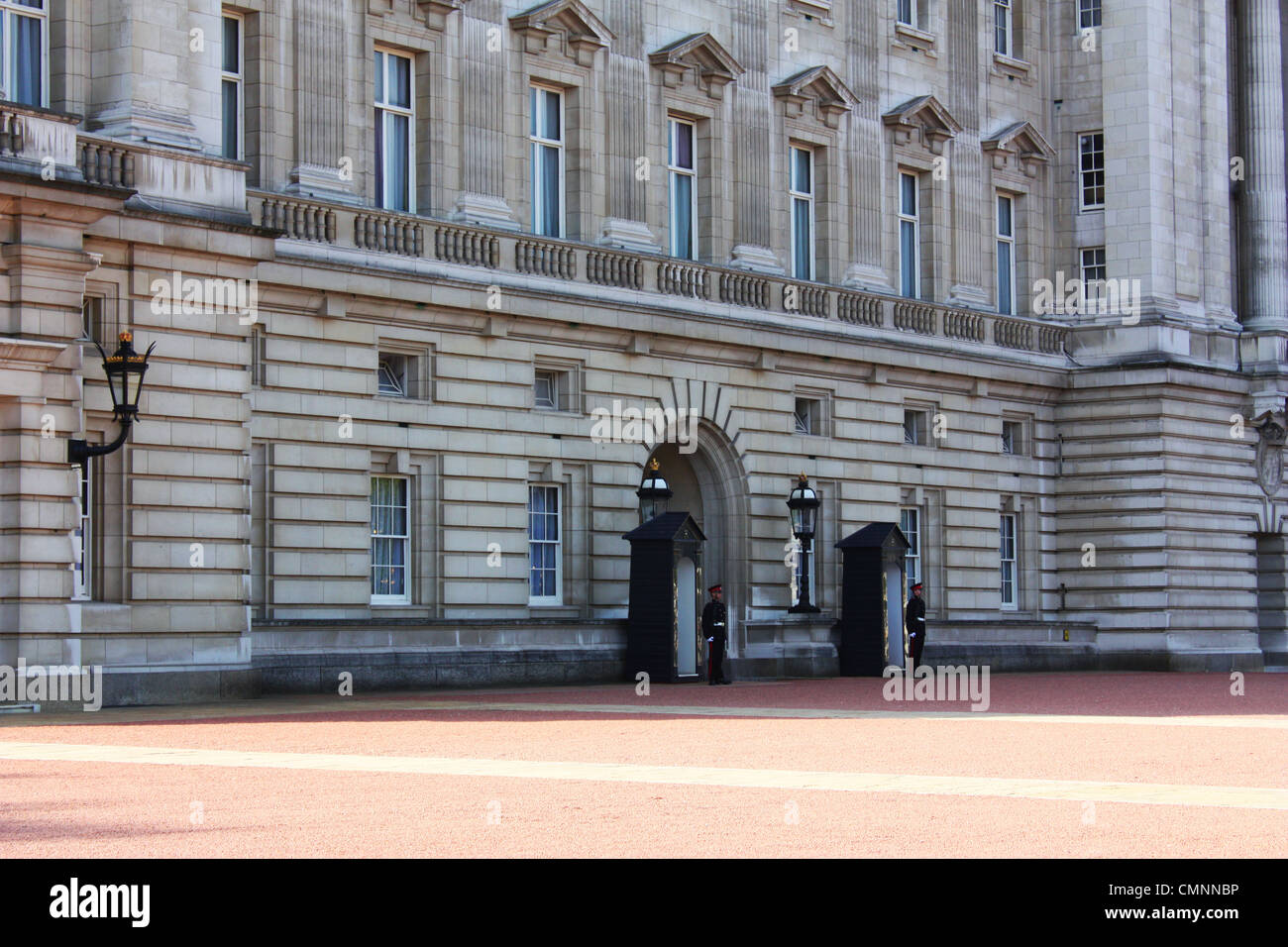Wachen vor Buckingham Palace in London, Vereinigtes Königreich Stockfoto