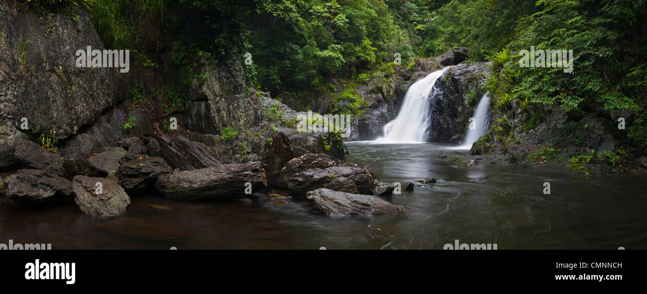 Wasserfall bei Crystal Cascades - eine beliebte Süßwasser Swimming-Loch in der Nähe von Cairns, Queensland, Australien Stockfoto