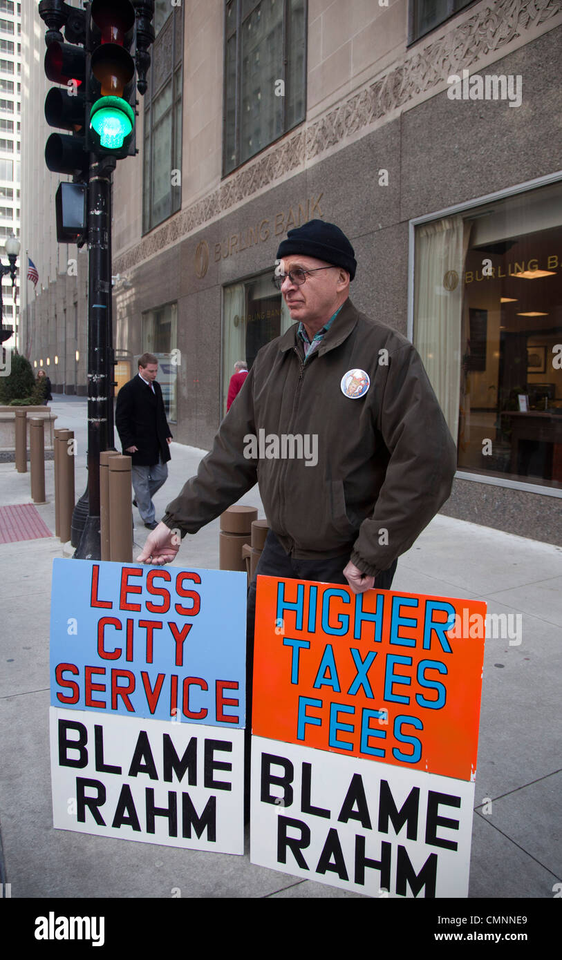 Mann beschuldigt Chicago Bürgermeister Rahm Emanuel für hohe Steuern, schlechte Leistungen Stockfoto