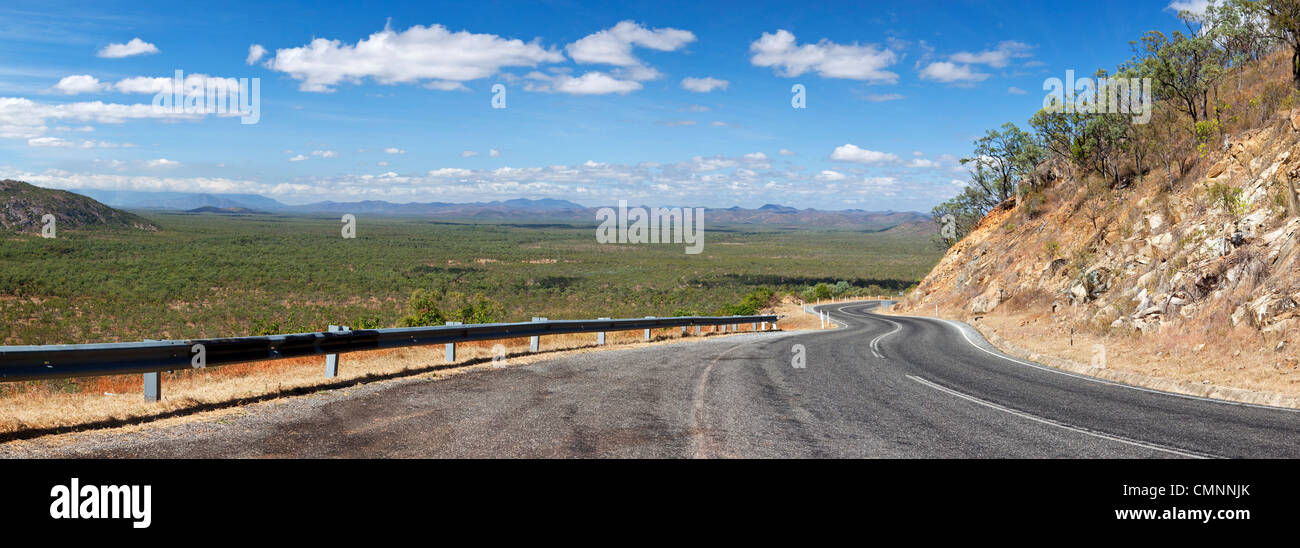 Blick entlang der Halbinsel Entwicklung Straße bei Desailly Range Lookout, in der Nähe von Cooktown, Queensland, Australien Stockfoto