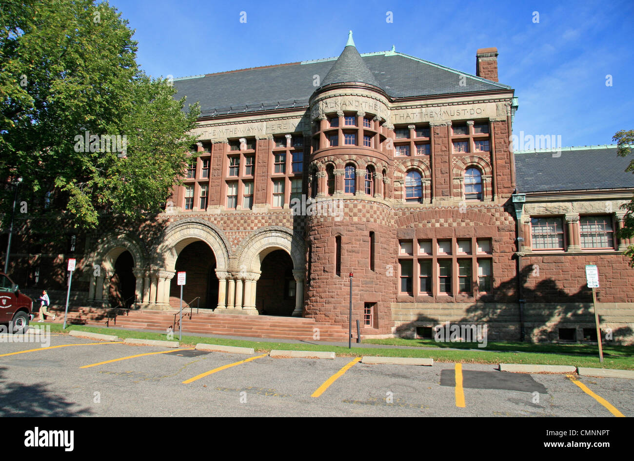 Austin Hall, erbaut 1883, Campus der Harvard Universität, Cambridge, Boston, MA, Vereinigte Staaten von Amerika. Stockfoto