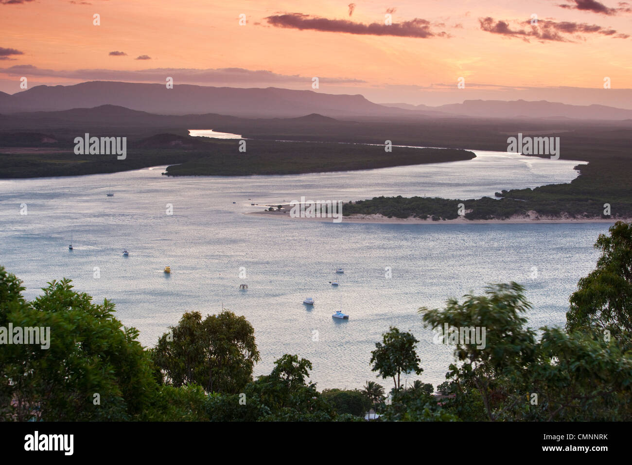 Blick über Endeavour River von grasbewachsenen Hügel. Cooktown, Queensland, Australien Stockfoto