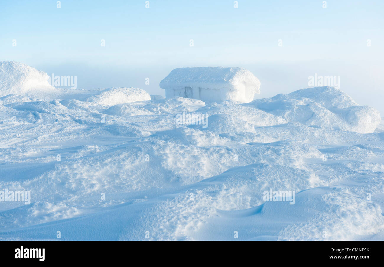 Eine verschneite Hütte in Kumputunturi, Finnisch-Lappland Stockfoto