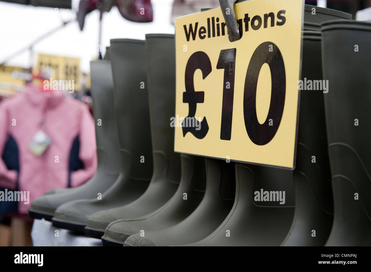 Grüne Wellington boots für Verkauf auf einem Marktstand. Stockfoto