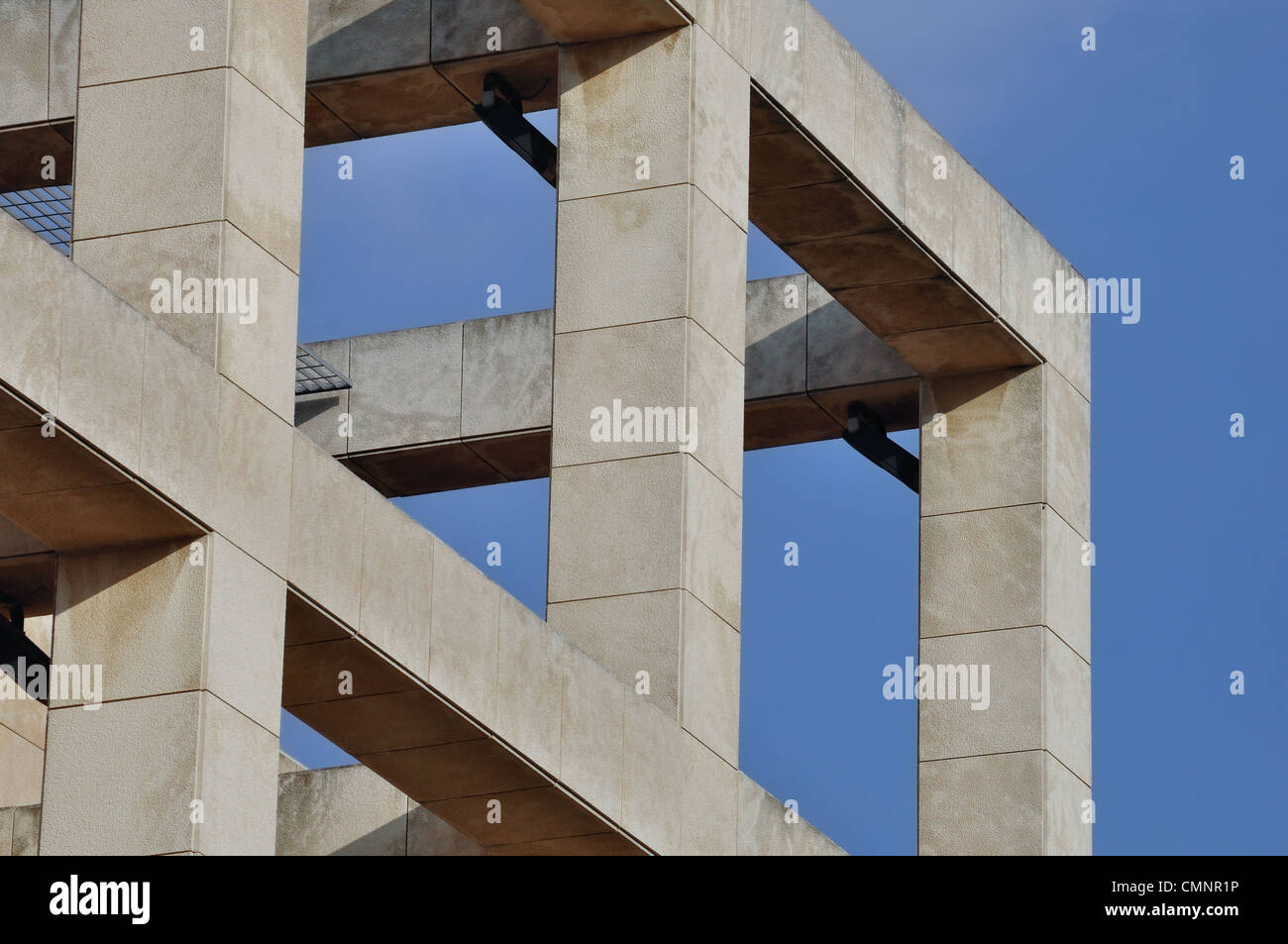 Moderne Gebäude-Fassade mit Säulen. Abstrakte architektonischen Struktur. Stockfoto
