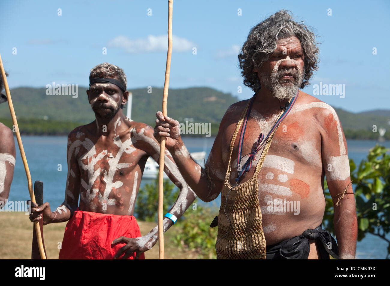 Einheimische Männer vom Stamm der Guugu Yimithirr während Re-Inszenierung von Captain Cook landen.  Cooktown, Queensland, Australien Stockfoto