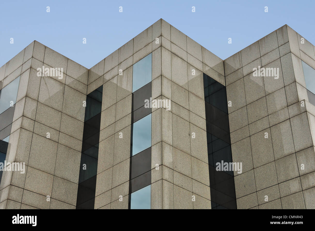 Modernes Gebäude Marmor und Glas-Fassade-Ecken abstrakte Architektur Hintergrund. Stockfoto