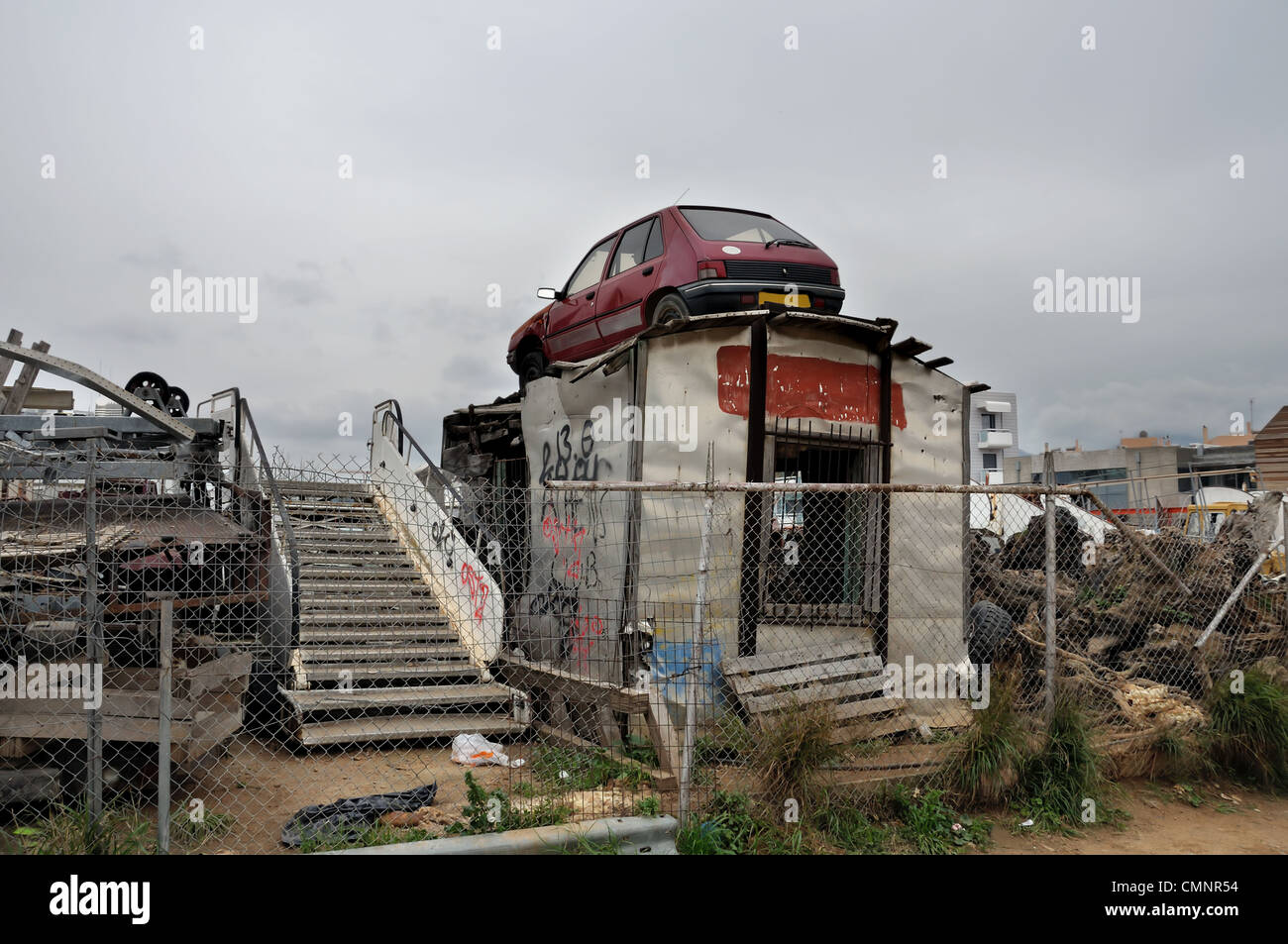 Verrostete Autos und Schrott Metall auf einem Schrottplatz. Stockfoto