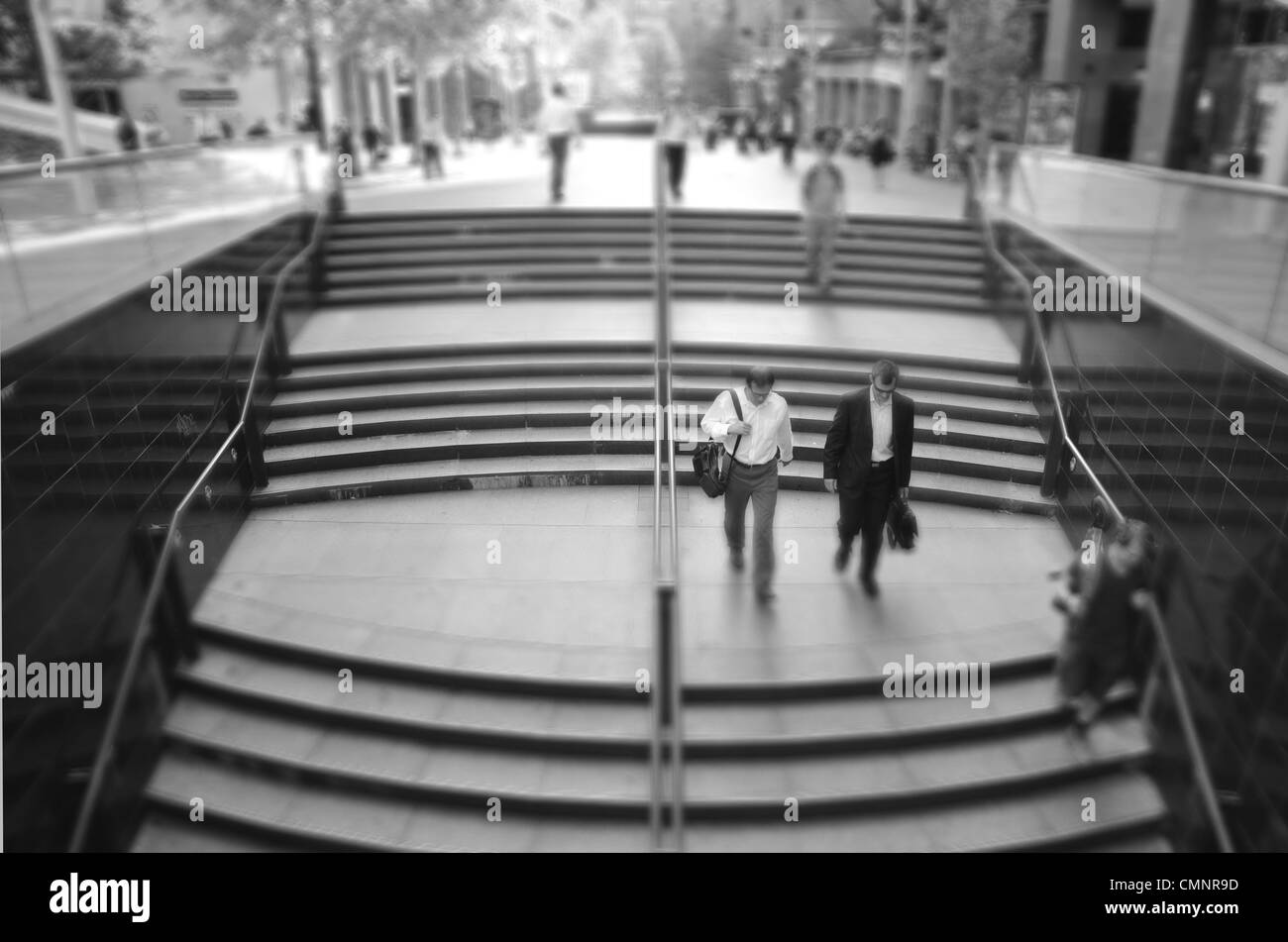 Geschäftsleute gehen Sie die Treppe hinunter zur u-Bahn, gehen Sydney CBD. Miniatur-Effekt, schwarz / weiß Stockfoto